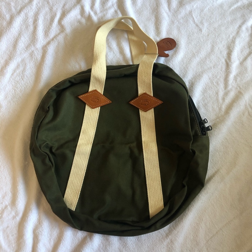 “Backaroo manufacturing” round tote bag